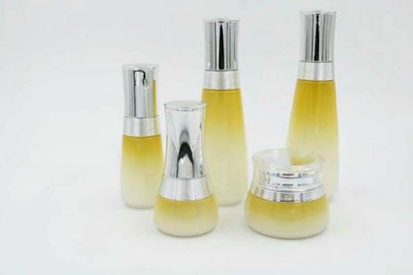 玻璃瓶廠家提升（shēng）精油瓶品質的方法